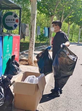 吴宁老师积极帮助住户教师 收集、整理、代扔垃圾